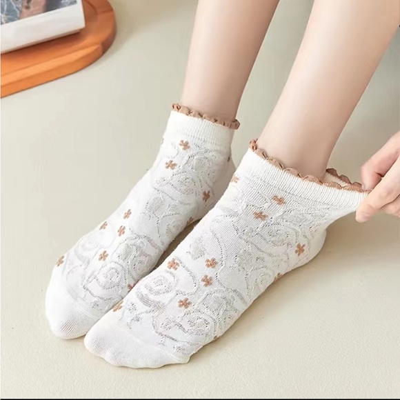 Women’s Floral Lace White Socks 5 Pairs - Picture 5 of 10